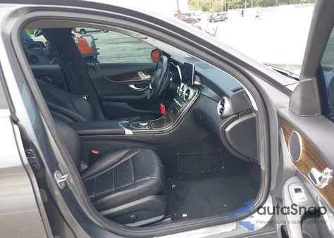 2017 Mercedes-Benz C 300 z USA, uszkodzony, nr VIN 55SWF4JB5HU189000